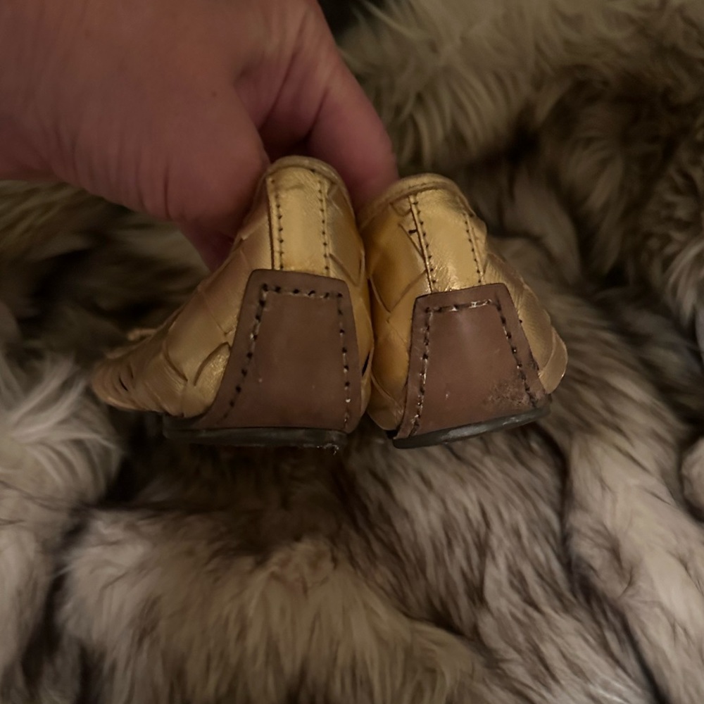 Tory Burch gold leather weave flats. Good overall condition. - Picture 7 of 11